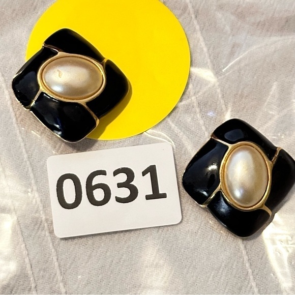 KJL EARRINGS Women Enamel Kenneth Jay Lane Clip On Faux Pearl Square Black 0631 - Picture 3 of 6